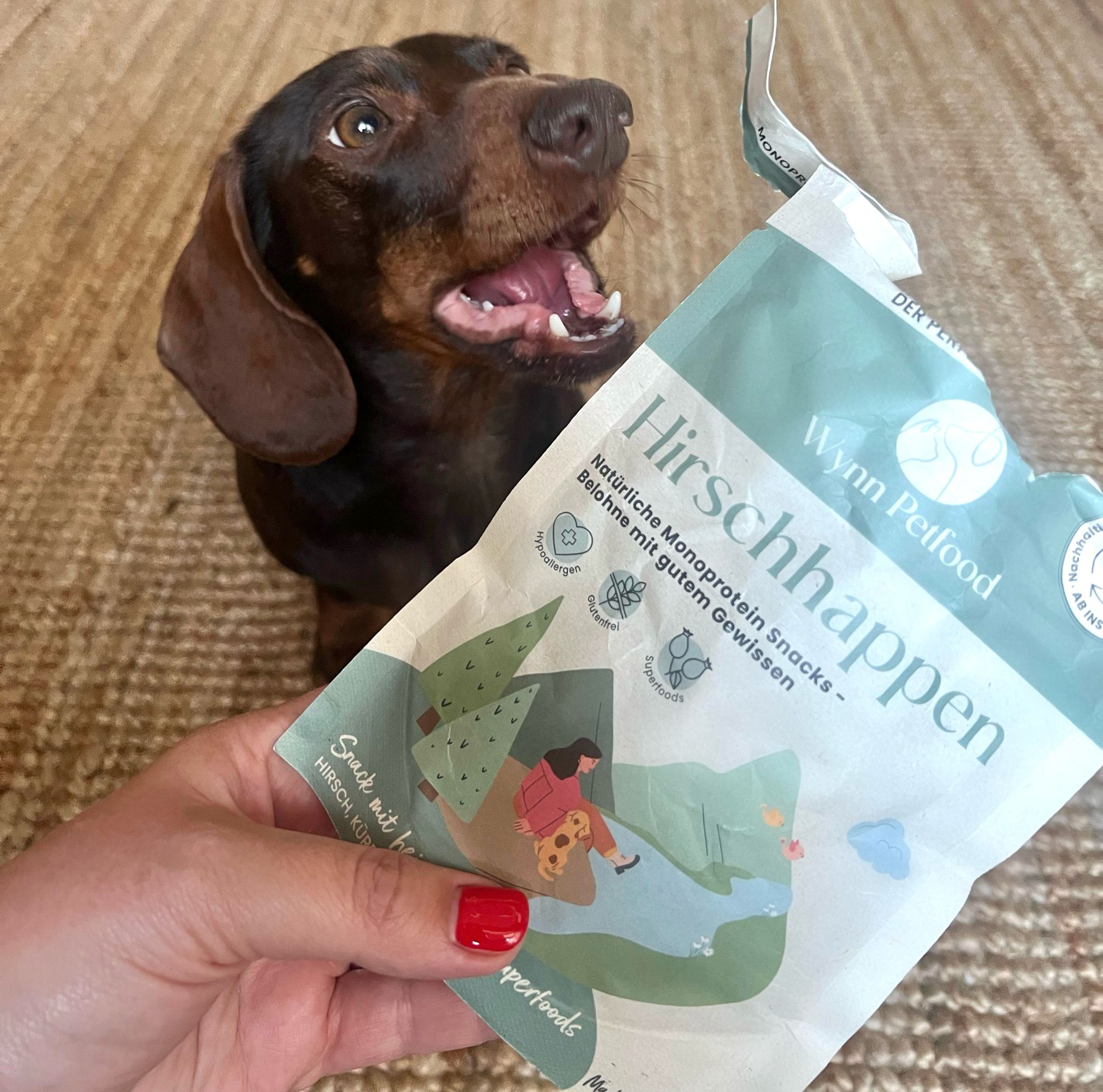 Süßer Dackel, davor eine Tüte der Hirschhappen Snacks