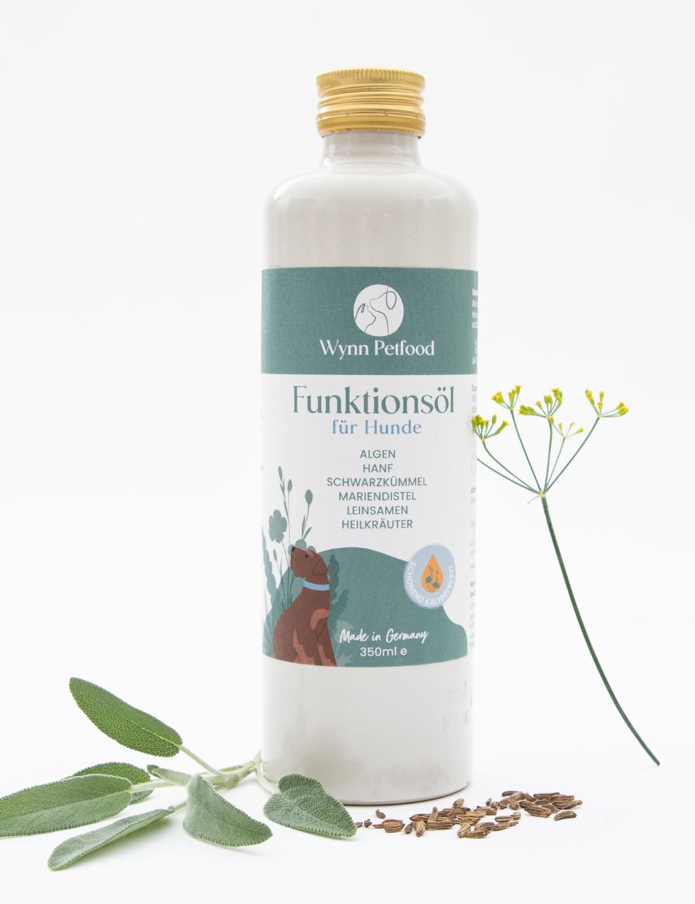 Futter, welches frisch mit Wasser in einem blauen Keramiknapf angerührt wird