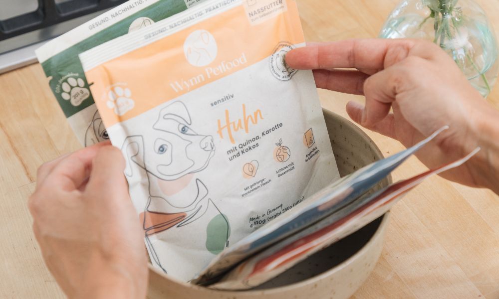 3-teiliges Foto, bei dem Hundefutter zubereitet wird. Im ersten Bild wird Futter in den Napf gegeben. Beim zweiten wird Wasser hinzugefügt und im dritten Bild vermengt.