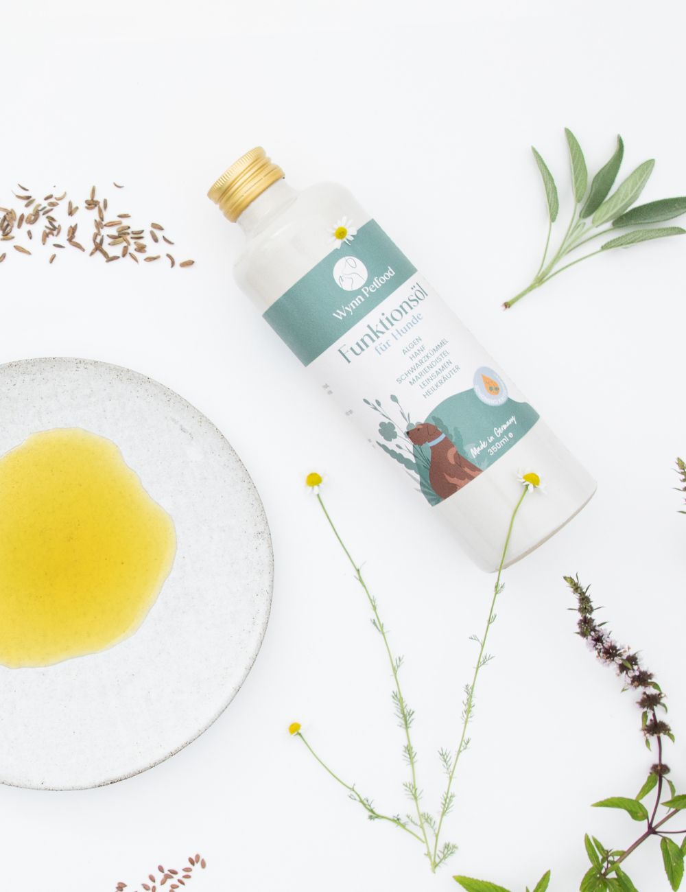 Futter, welches frisch mit Wasser in einem blauen Keramiknapf angerührt wird