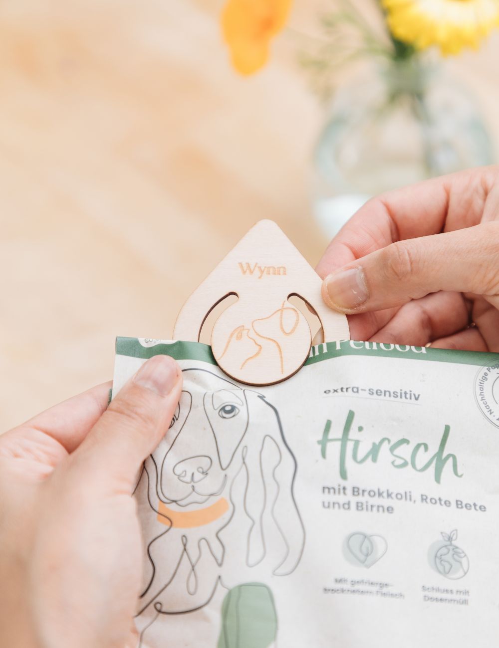 Papiertüte, die mit einem Verschlussclip aus Holz vershclossen wird